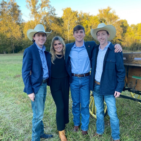 Meet your Posher, Jennifer - Picture 2 of 7